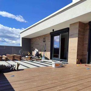 Radnik postavlja novu WPC podlogu u modernoj vili u Sarajevu