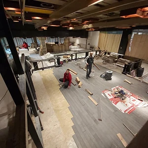 Ugradnja parketa uz pažljivo nivelisanu podlogu - savršen završetak radova