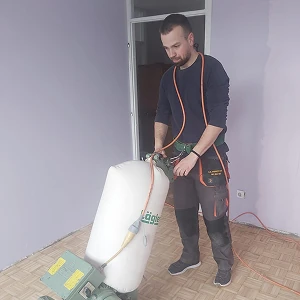 Proces brušenja parketa u dnevnom boravku - obnova starog drvenog poda