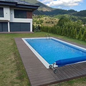 Otvoreni bazen u dvorištu kuće sa WPC podlogom oko bazena