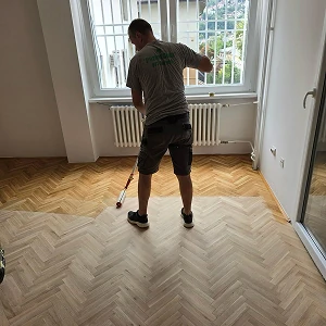 Majstor nanosi bezbojni lak na parket u Sarajevu - očuvanje prirodne teksture drveta
