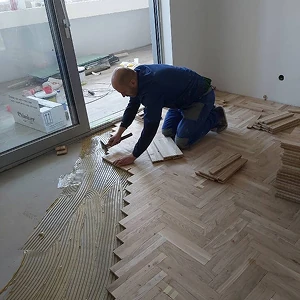 Parket riblja kost se postavlja u kući u BiH