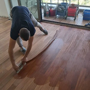 Lakiranje parketa visokokvalitetnim lakom - dugotrajna zaštita i sjaj