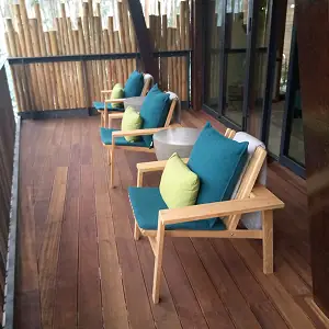 Tri stolice postavljen na novi WPC pod