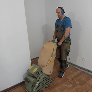 Brušenje parketa u dnevnom boravku - uklanjanje ogrebotina i neravnina