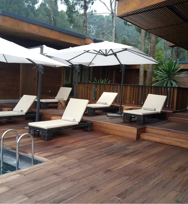 Finaliziran projekt u Africi s novim WPC podom i postavljenim ležaljkama