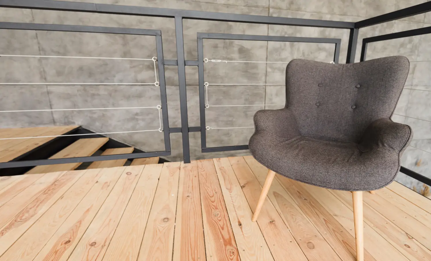 Drvena stolica postavljena na svijetlom parketu