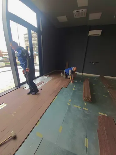 Iskusni majstor postavlja moderan laminat visokog kvaliteta